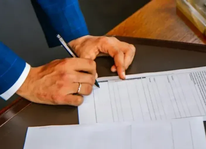 Empreendedor assinando o contrato social