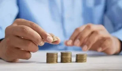 Moedas empilhadas sobre a mesa