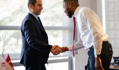 Aperto de mãos entre empresário e contador