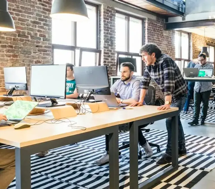 Equipe trabalhando no escritório de uma empresa recém-aberta