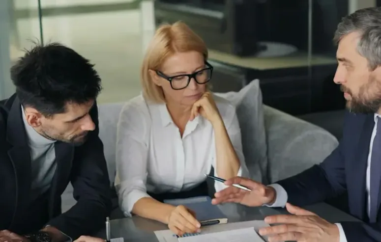 Equipe da Minha Contabilidade em reunião com cliente